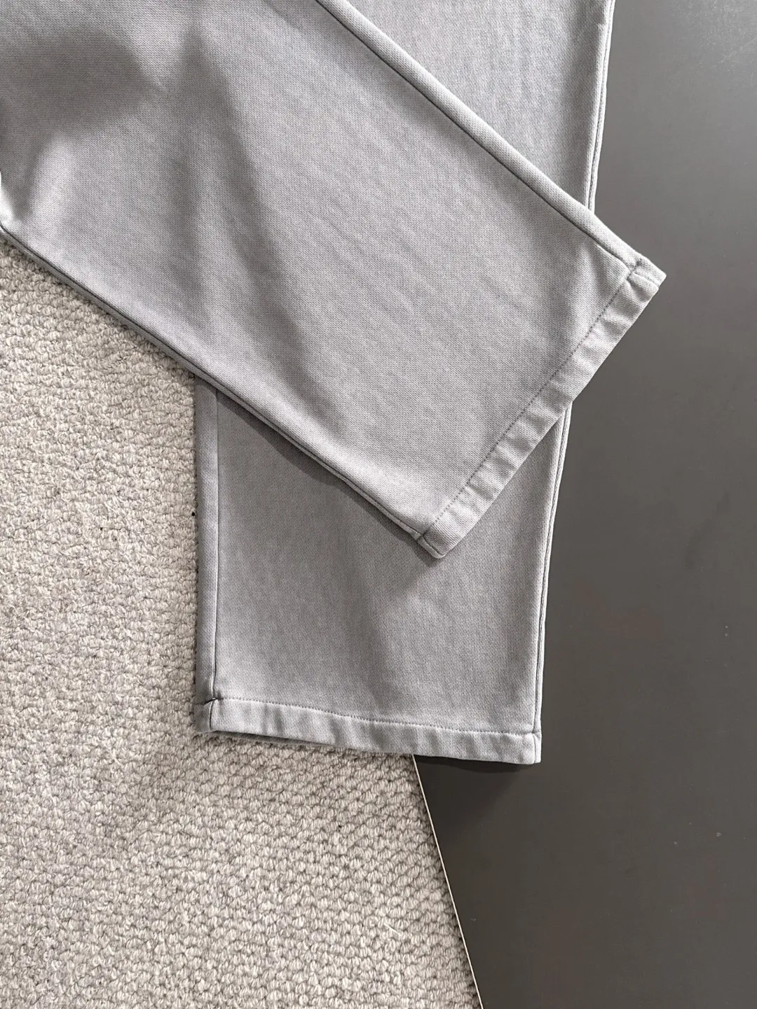 Next day shipment P360 Stone lsland/Stone Island Exclusively launches 25ss autumn and winter new high-quality trousers. Compare real-life details at will. Craftsmanship that ordinary small workshops cannot copy. Top-level ZP development. Unique imported fabric feel. Purely imported German machine production. Precision operation. Ten thousand needle density. A pair of trousers with rich details. You can see the development strength. A full set of new accessories are customized simultaneously. Simple yet elegant. Soft, delicate and comfortable. The upper body is versatile and fashionable. A perfect choice for autumn and winter. A must-have item. Loose fit. Please refer to the size chart when placing an order: S to XXL (or state your height and weight when placing an order)